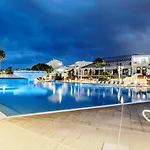 Lägenhet Blue Waters With Heated Pool